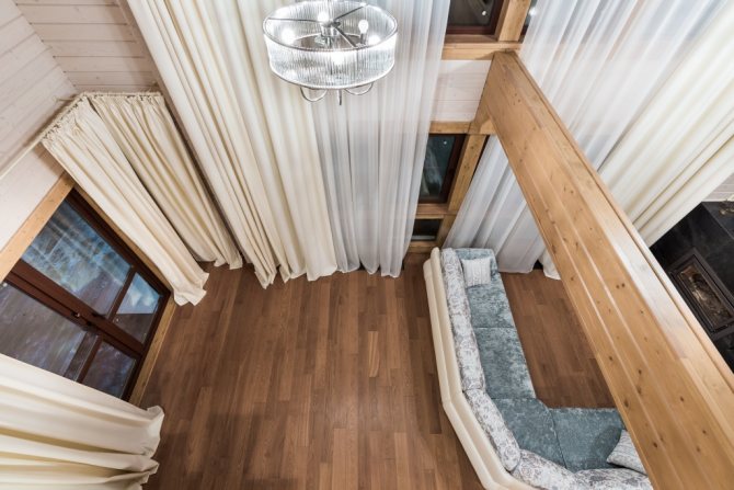 Fenêtres panoramiques dans une maison en bois