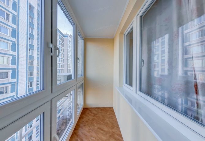 Fenêtres panoramiques en plastique sur le balcon de l'appartement