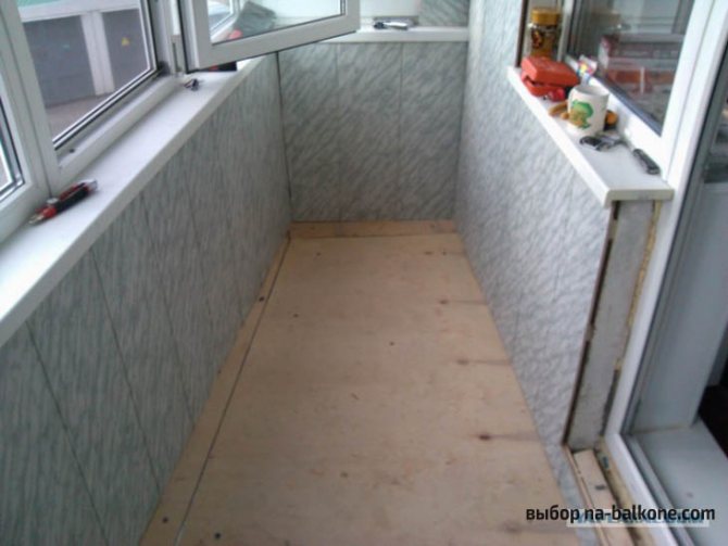 Pare-vapeur de balcon lors de l'isolation de l'intérieur avec du penoplex ou de la laine minérale avec vos propres mains Instructions Photo et vidéo