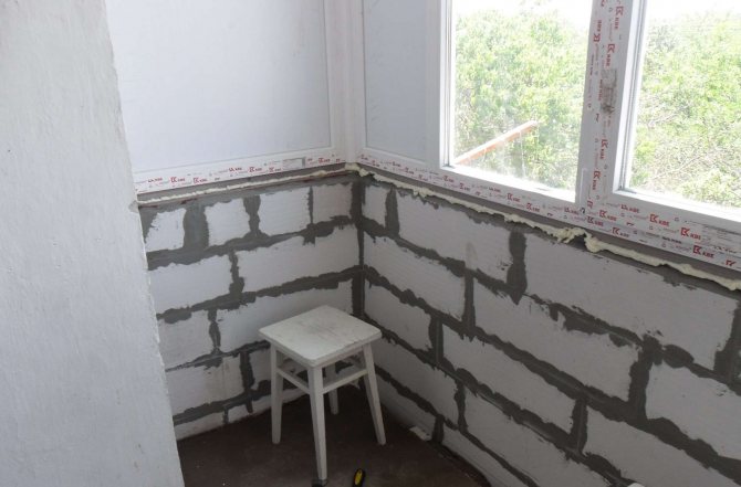 Pare-vapeur de balcon lors de l'isolation de l'intérieur avec du penoplex ou de la laine minérale avec vos propres mains Instructions Photo et vidéo