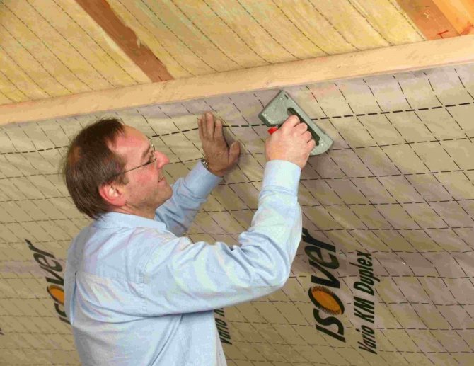 Pare-vapeur pour un plafond dans un plancher en bois