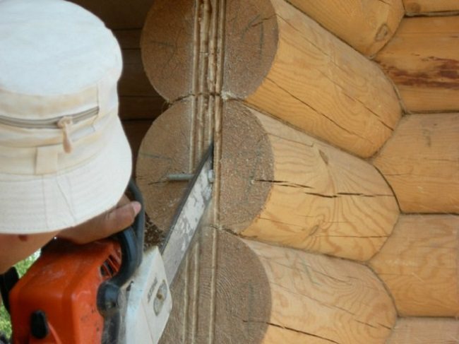 rainure pour le bloc encastré dans l'ouverture
