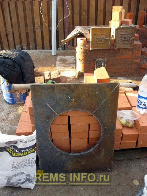 Four barbecue à faire soi-même - plaque de cuisson sous le chaudron.