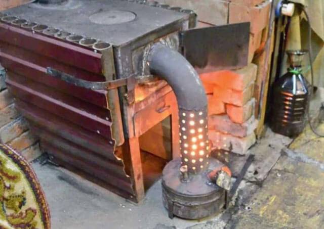 Un four en état de marche avec un circuit d'eau: le principe de fonctionnement d'une chaudière, une fournaise à l'huile usée, des dessins d'un four avec une chemise d'eau, comment le faire vous-même