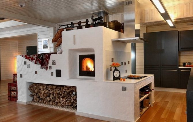 Le poêle dans une maison de campagne est fabriqué à l'aide d'une technologie éprouvée