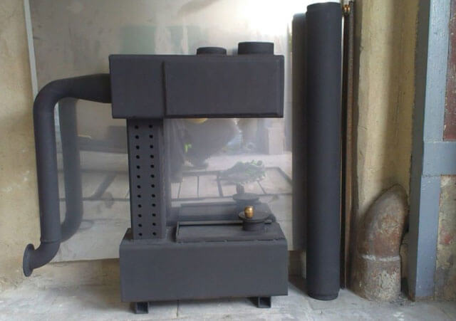 four de travail avec un dessin de circuit d'eau