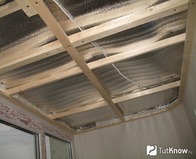 Penofol sur une caisse en bois