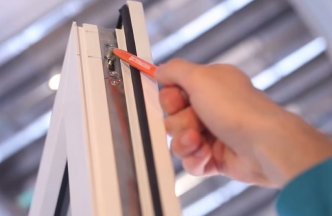 Avant d'installer le joint, il est nécessaire d'ajuster la quincaillerie de la fenêtre