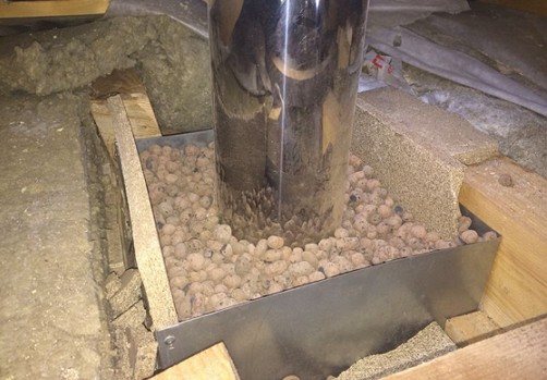 Adaptateur pour le passage de la cheminée à travers le plafond