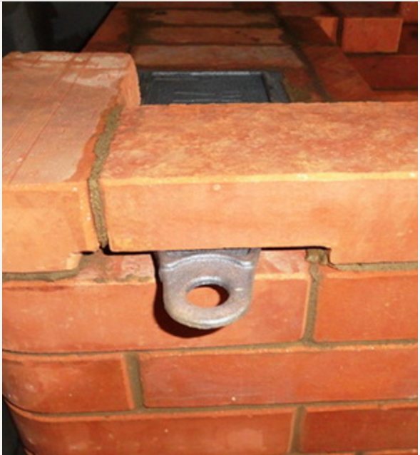 Wir schließen das Tor mit einigen Ziegeln