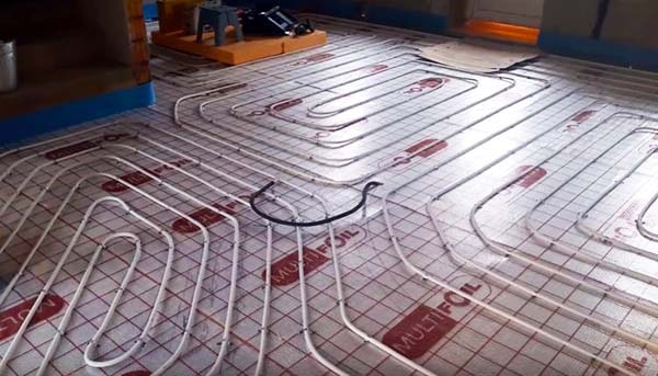 Charnières pour planchers d'eau chaude - disposition des tuyaux