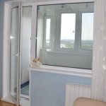 Porte en plastique au balcon