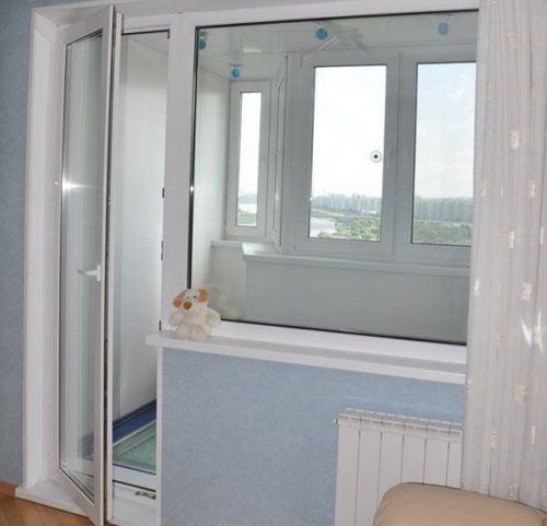 Porte en plastique sur le balcon