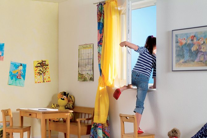 Fenêtre en plastique sans dispositifs de sécurité pour enfants installés