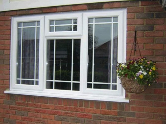 Fenêtre en plastique avec une lunette de ventilation