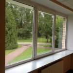 Fenêtre en plastique avec un rebord de fenêtre et des pentes