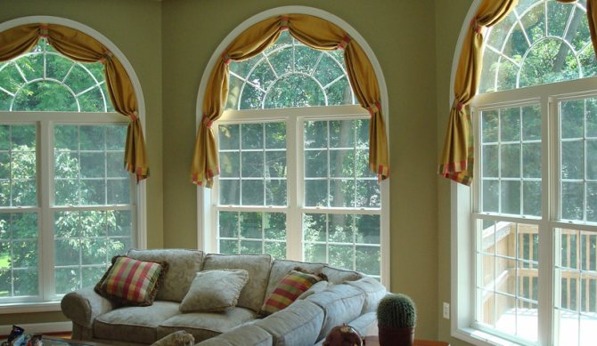 Fenêtre en plastique avec rideaux