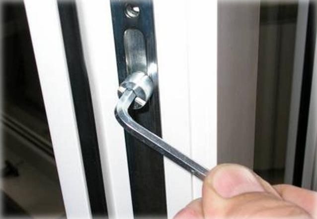 La fenêtre en plastique est bloquée: que faire en premier