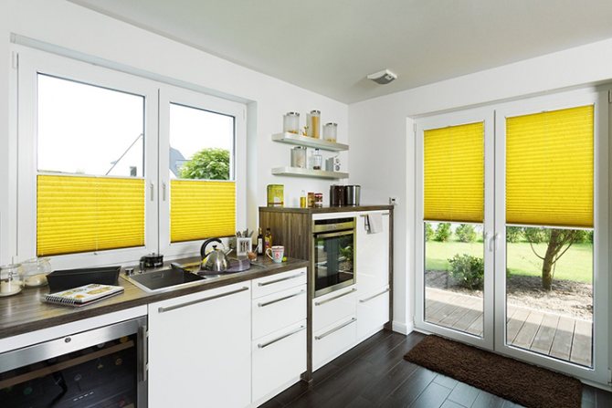 Fenêtres et portes en plastique dans une maison privée