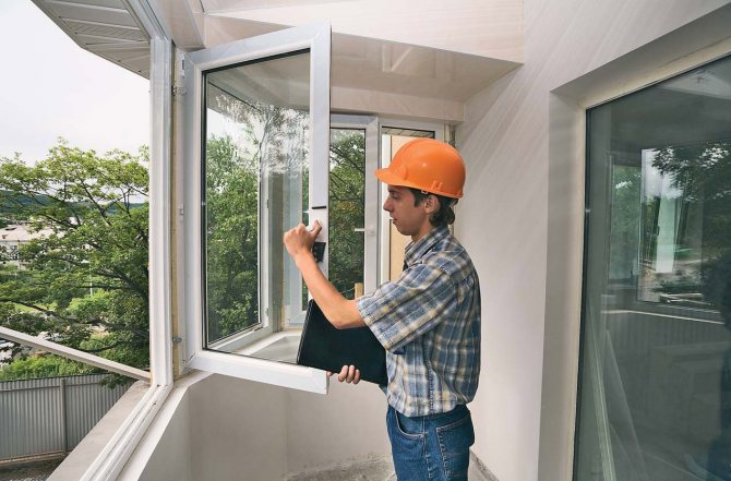 Fenêtres en plastique sur le balcon