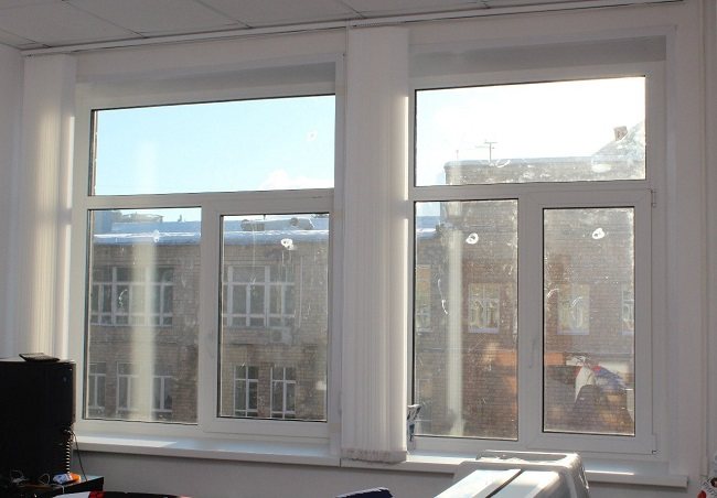 fenêtres en plastique divisées en sections