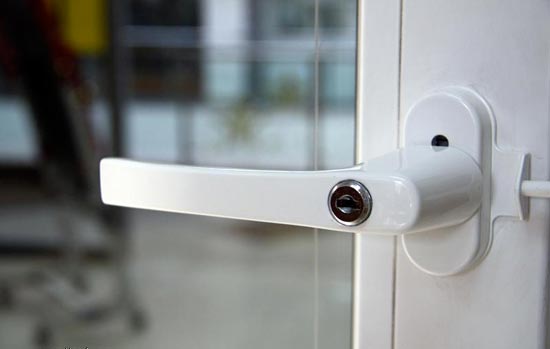 Fenêtres en plastique avec poignée avec serrure