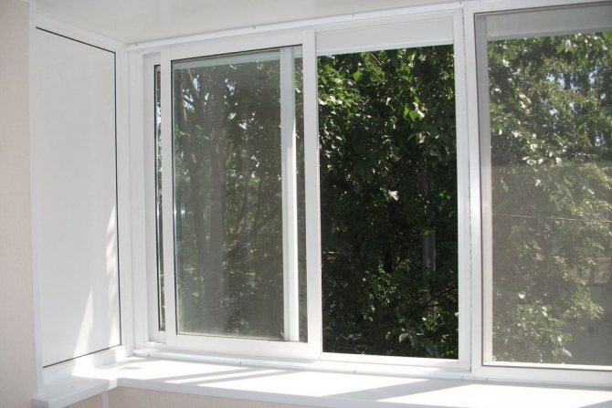 Les options en plastique sont fiables et vous permettent de vernir un balcon pour relativement peu d'argent