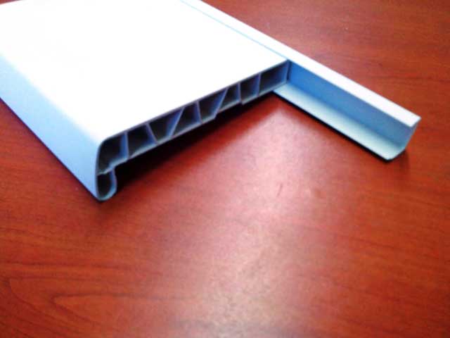 le seuil en plastique est monté sur le profil de départ