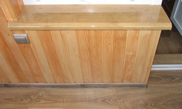 appui de fenêtre en plastique de diverses textures sur le balcon