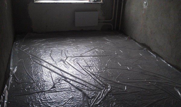 Le film est posé sur la surface du sol avec fixation dans les coins à l'aide de ruban adhésif double face