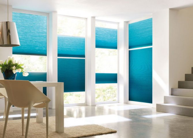 Stores plissés aux fenêtres