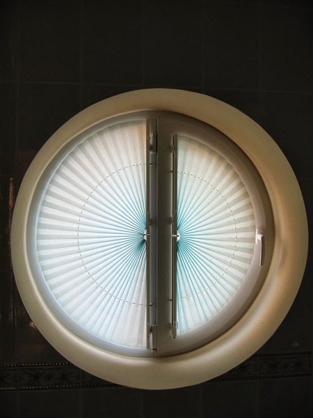 Stores plissés pour fenêtres rondes