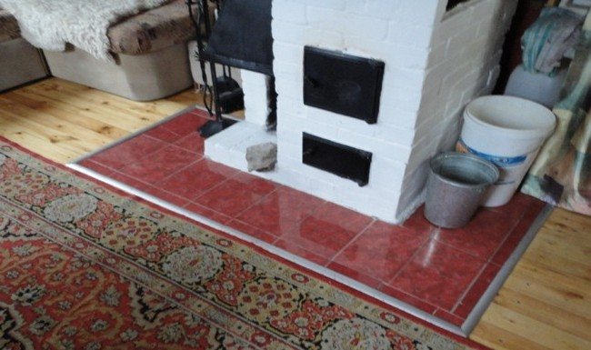 Carrelage dans le salon en rouge