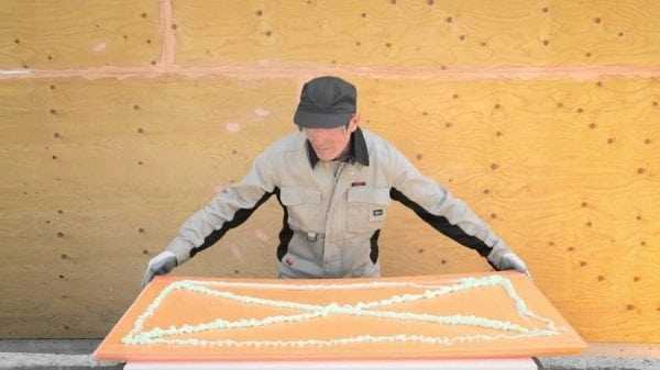 Les panneaux de polystyrène expansé ont une mauvaise adhérence à la colle