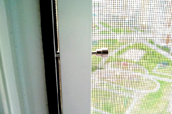 Poussoir pour moustiquaire