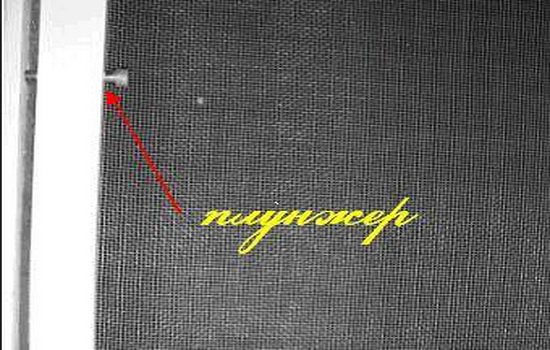 Moustiquaire à piston sur la fenêtre