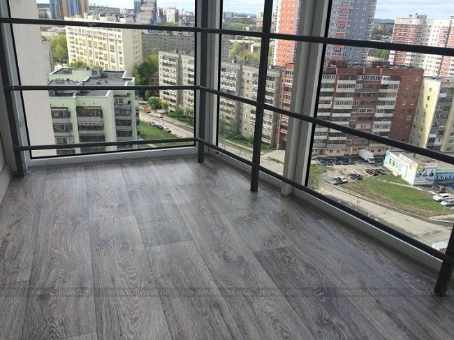 avantages du linoléum sur le balcon