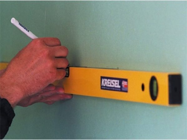 par ligne de niveau sur le mur