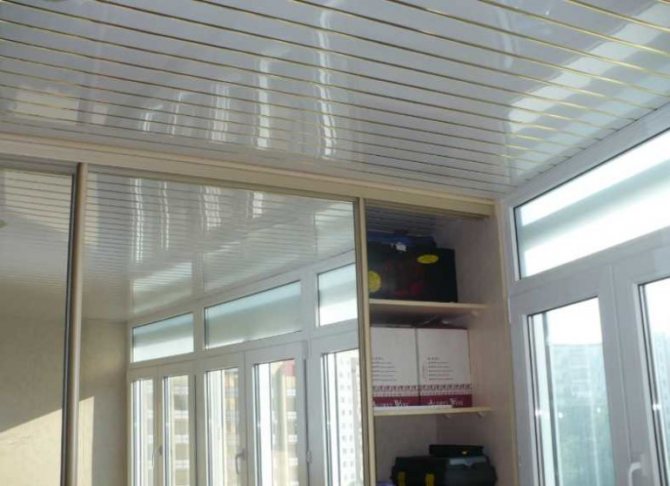 Pourquoi n'est-il pas recommandé de faire un plafond en rack sur une loggia