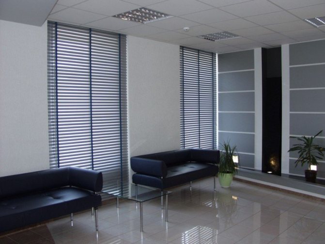 Pourquoi les stores pour fenêtres en plastique sont-ils meilleurs que les rideaux?