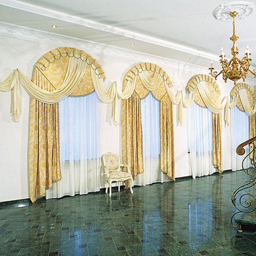 Nous sélectionnons des rideaux pour une fenêtre semi-circulaire