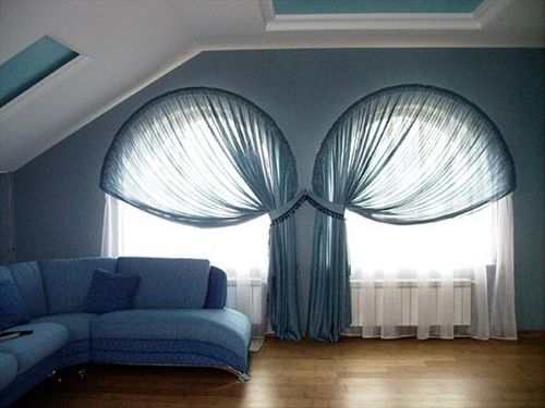 Nous sélectionnons des rideaux pour une fenêtre semi-circulaire