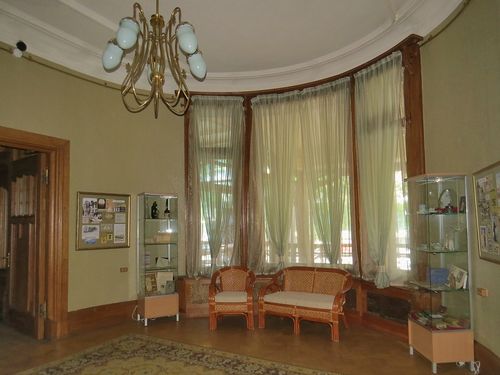 Nous sélectionnons des rideaux pour une fenêtre semi-circulaire