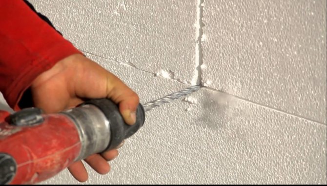 Préparation de la mousse pour l'installation de la cheville de parapluie