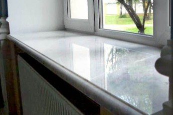 Appui de fenêtre en agglomérat de quartz Bora_Bora_Beige sous marbre clair