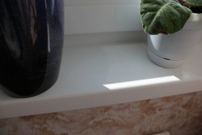 Appui de fenêtre sur le balcon - finition et installation d'appui de fenêtre en PVC, bois, coin