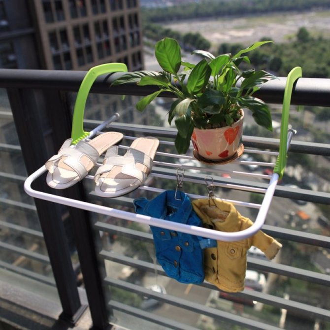 Appui de fenêtre sur le balcon - finition et installation d'appui de fenêtre en PVC, bois, coin