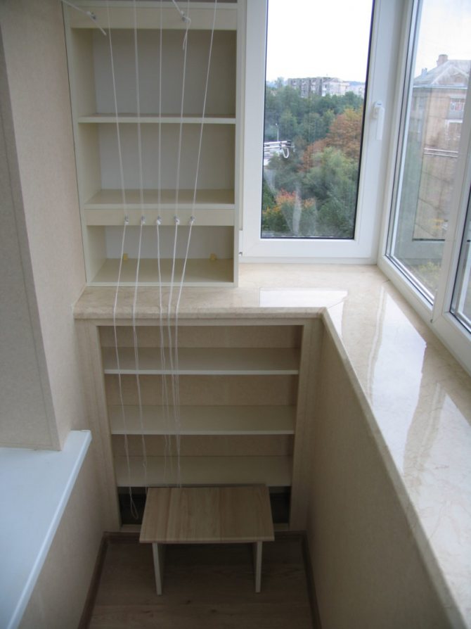 Appui de fenêtre sur le balcon - finition et installation d'appui de fenêtre en PVC, bois, coin