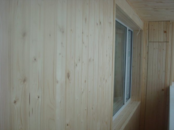 Appui de fenêtre sur le balcon - finition et installation d'appui de fenêtre en PVC, bois, coin