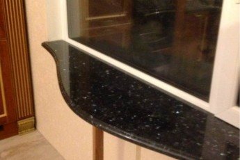 Sill-table top en agglomérat de quartz foncé Ferio Black
